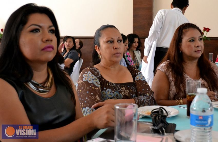 Conviven madres de familia  con diputada Brenda Fraga