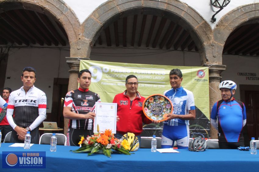 Víctor Báez Ceja da el banderazo de salida a ciclistas 