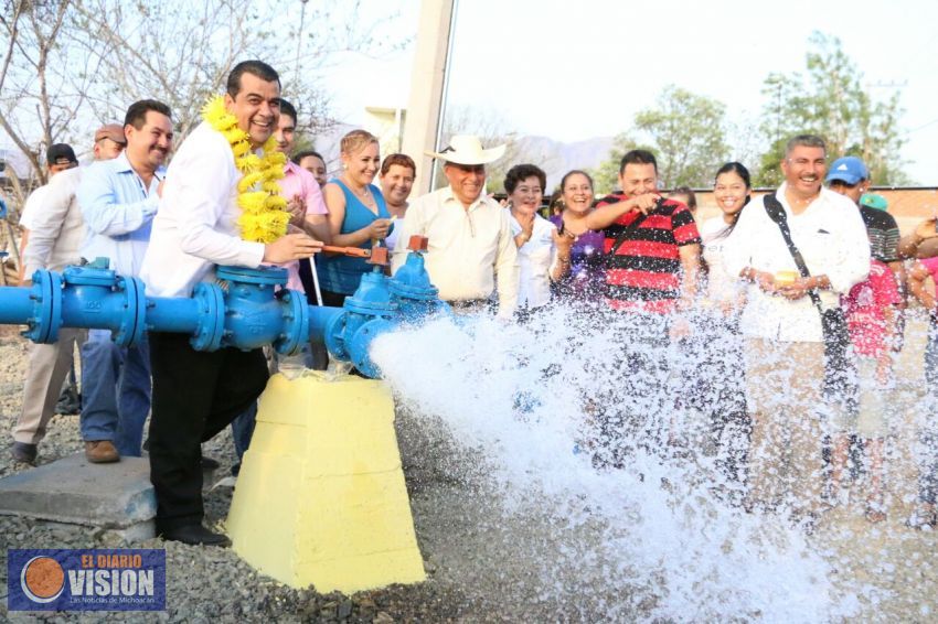   Pone en marcha Elías Ibarra sistema de agua potable en Huetamo 