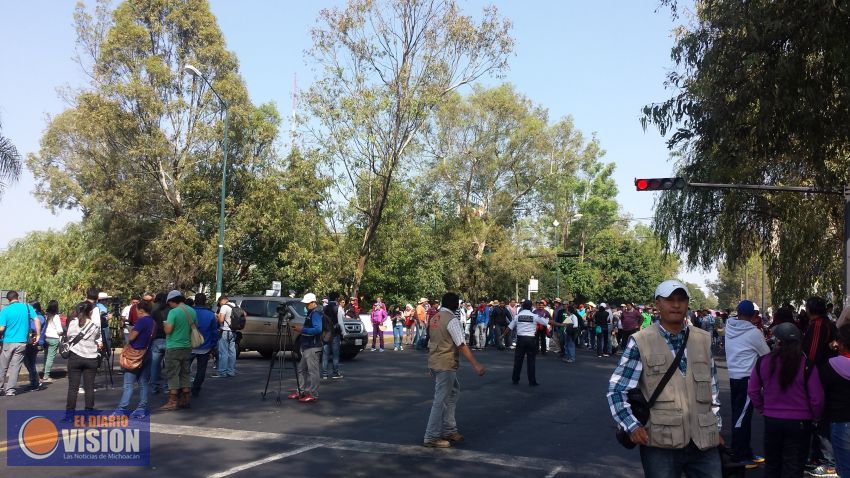Se dirigen profesores al Centro de Convenciones, sede de la evaluación docente 