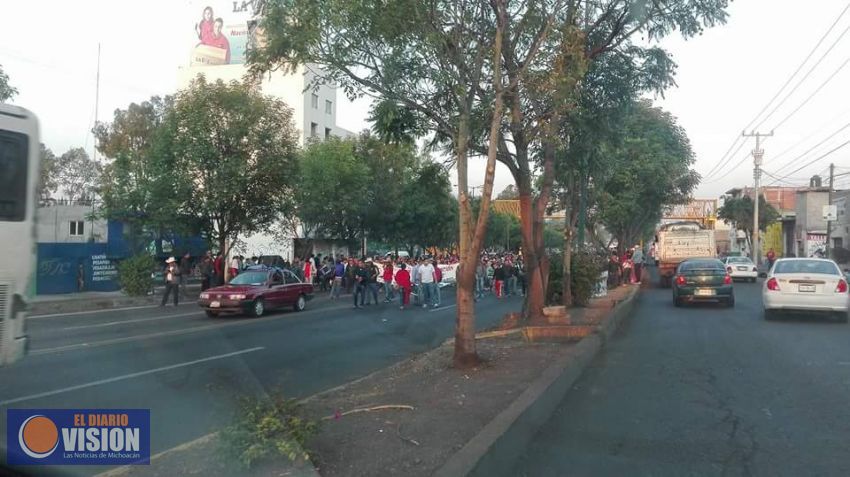 Maestros de Michoacán y Chiapas se concentran para iniciar marcha 