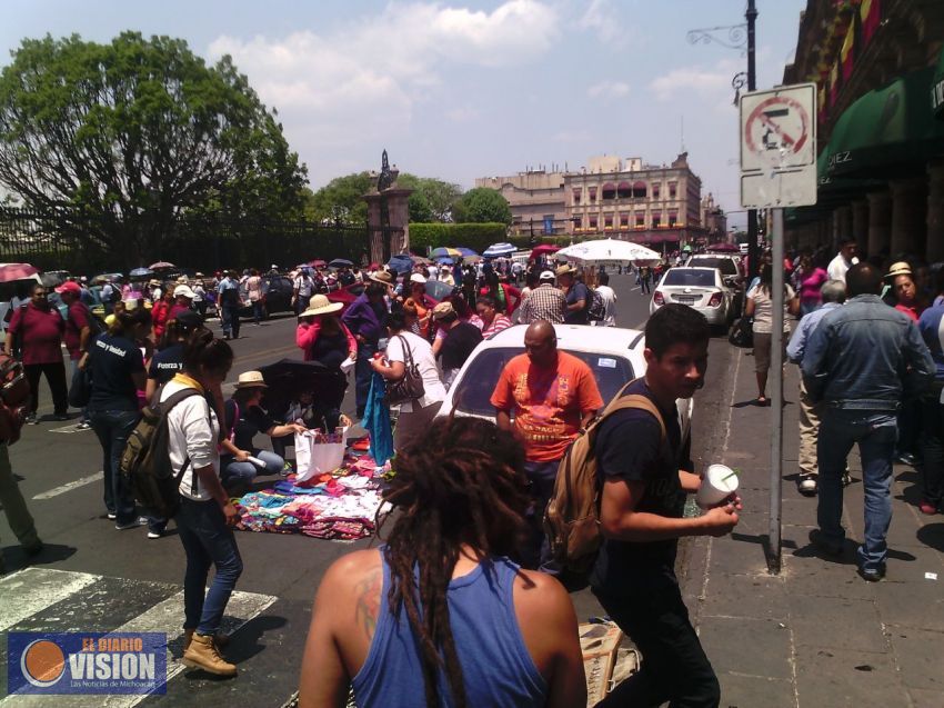 Arriban contingentes de profesores al primer cuadro de la ciudad.