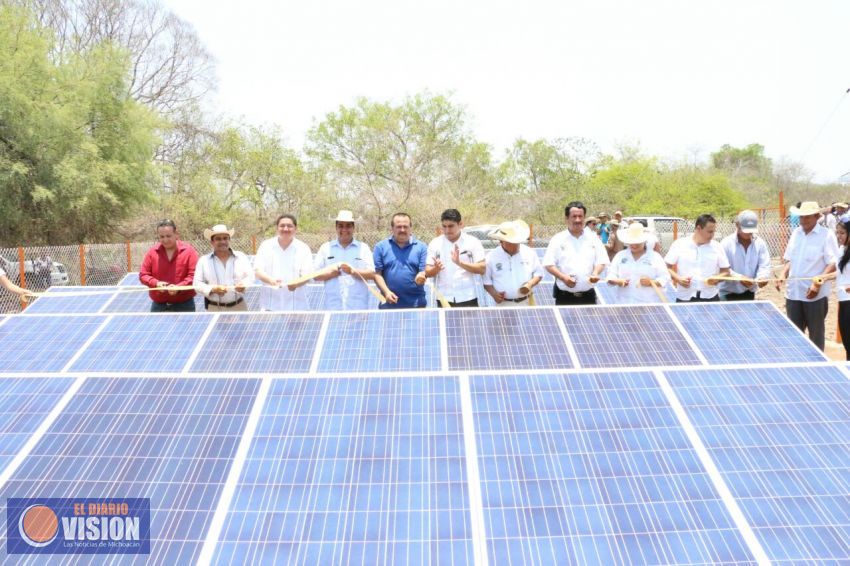  Elías Ibarra inaugura planta solar en Huetamo, la primera en la región