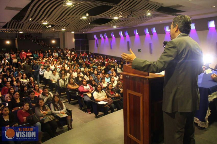 Mil trecientos egresados nicolaitas buscan titulación a través de Ceneval