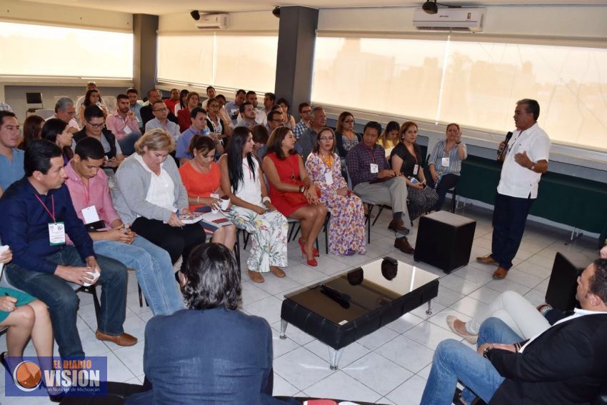 Consultores políticos ofrecen taller en CDE del PRI