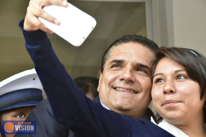 Educación, único camino para forjar mejores generaciones: Silvano Aureoles