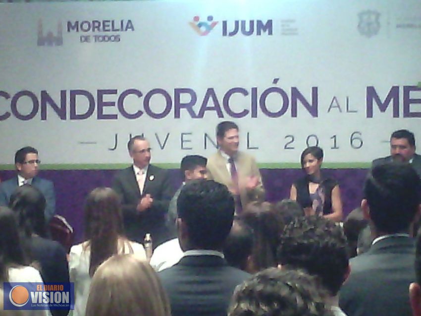 En sesión solemne IJUM entrega Condecoración al merito Juvenil 2016.