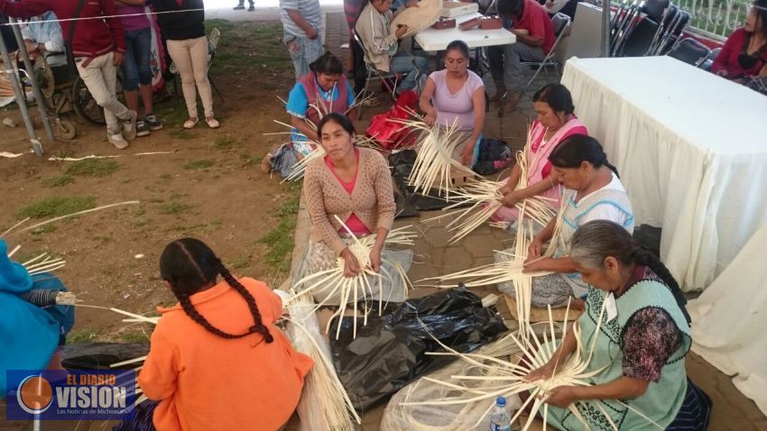Premia el IAM el talento y la creatividad de artífices de Pamatácuaro y Zipiajo