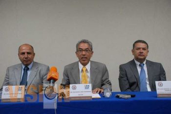Rector Salvador Jara entrega nombramiento a Director de Investigaciones Agropecuarias de la UM