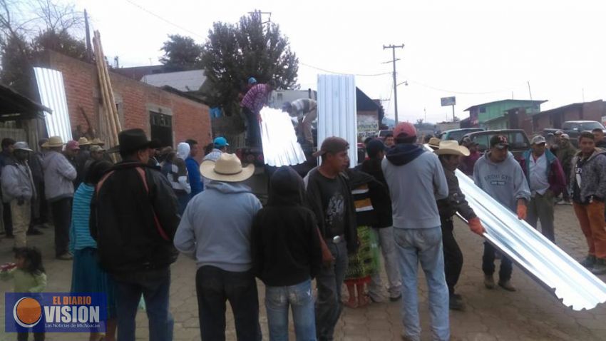 Ángel Cedillo entrega más de 7 mil láminas a familias de escasos recursos de Paracho