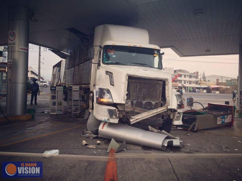 Chófer deja sin freno trailer y se impacta contra bomba de gasolina 