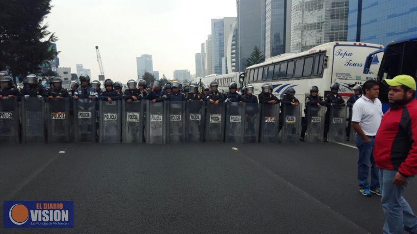 Caos en CDMX ante bloqueos de maestros y policías