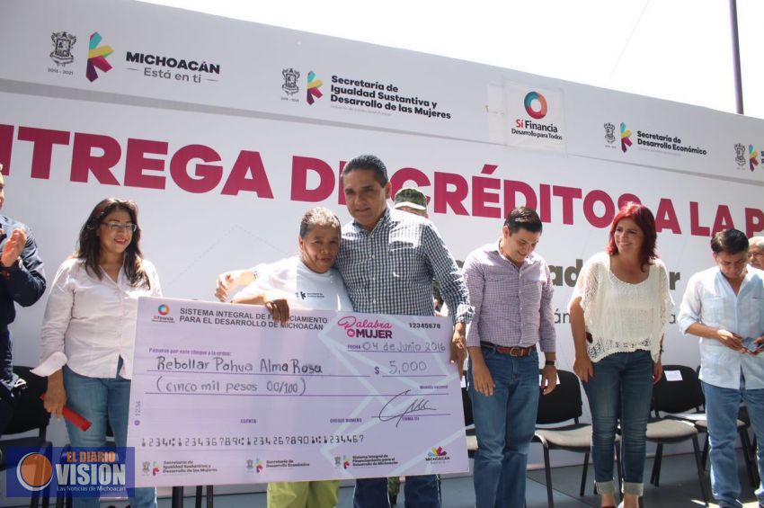 Entrega Gobernador créditos del programa Palabra de Mujer en Cenobio Moreno