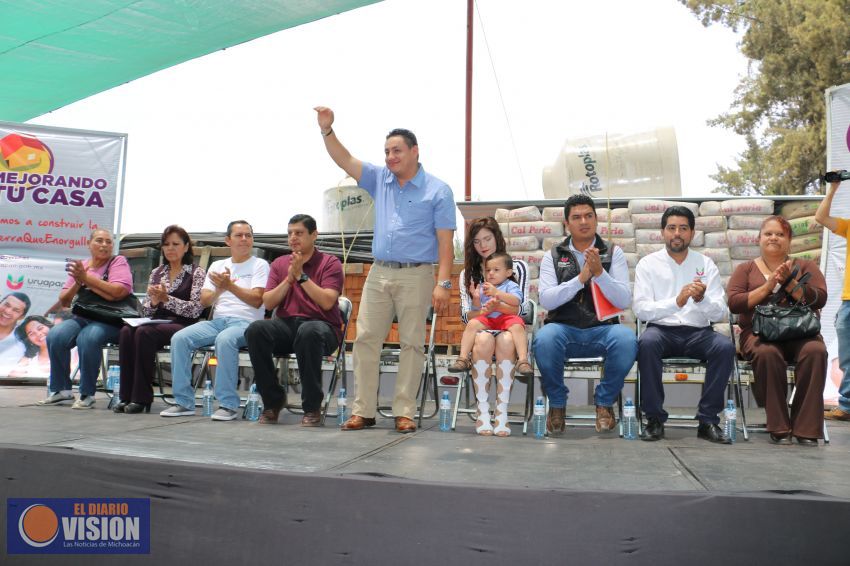 Víctor Manrriquez entrega vales de material del programa 