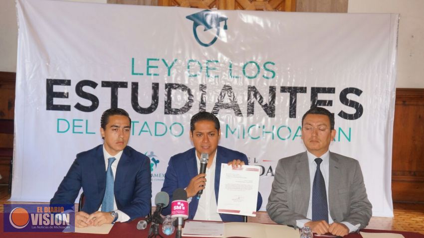 Presentan la iniciativa de Ley de los Estudiantes de Michoacán 