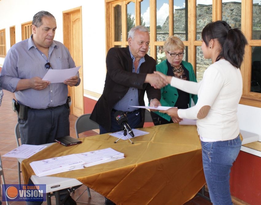 Entregan certificados en el Centro de Desarrollo Comunitario Erenedira 