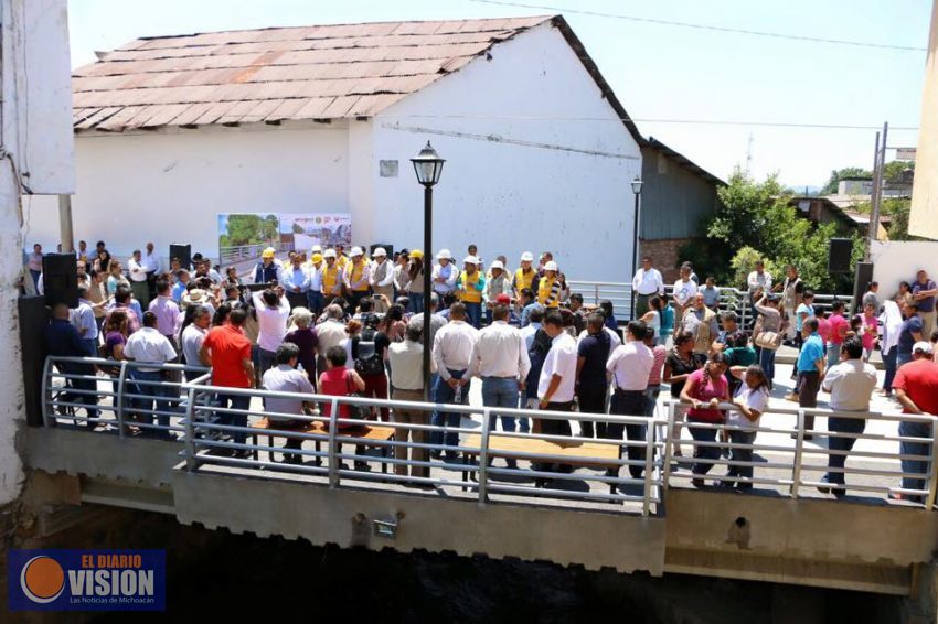 Víctor Manríquez inaugura el puente de la calle Manuel Ocaranza