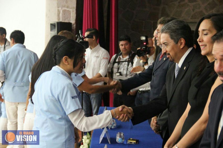 Sensibilidad y compromiso social pide rector de la UMSNH a egresados