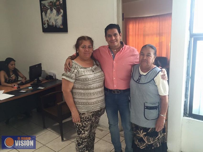 Ernesto Núñez entrega apoyos para equipar iglesia de Morelia