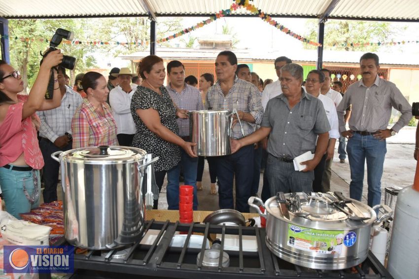 Gestiona Silvano Aureoles empleo temporal para habitantes de Cenobio Moreno 