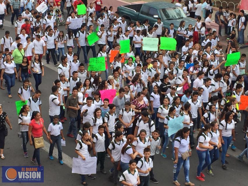 Maestros de la CNTE en Apatzingán obligan a alumnos a marchar contra la reforma educativa