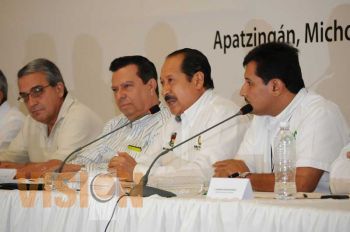 Se reúne Leonel Godoy con el sector empresarial de Apatzingán