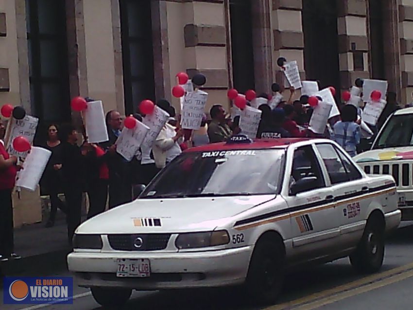 Jubilados del SUEUM se manifiestan en Palacio Legislativo.
