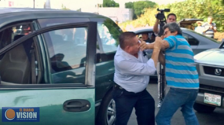 Golpea profesor de la CNTE a conductor molesto por bloqueo