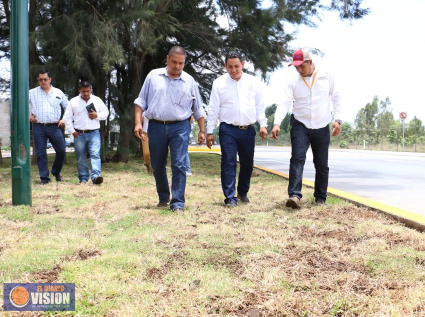 Víctor Manríquez supervisó la rehabilitación de áreas verdes en Libramiento Oriente