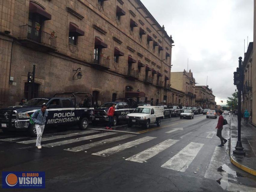 Policías Michoacán a la espera de la CNTE en el Centro de Morelia 