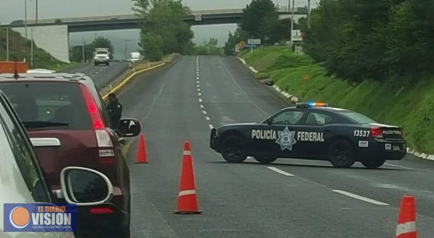 Inicia bloqueo carretero en Michoacán 
