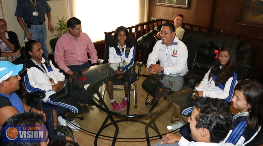 Víctor Manríquez recibió a campeonas de juegos nacionales escolares 
