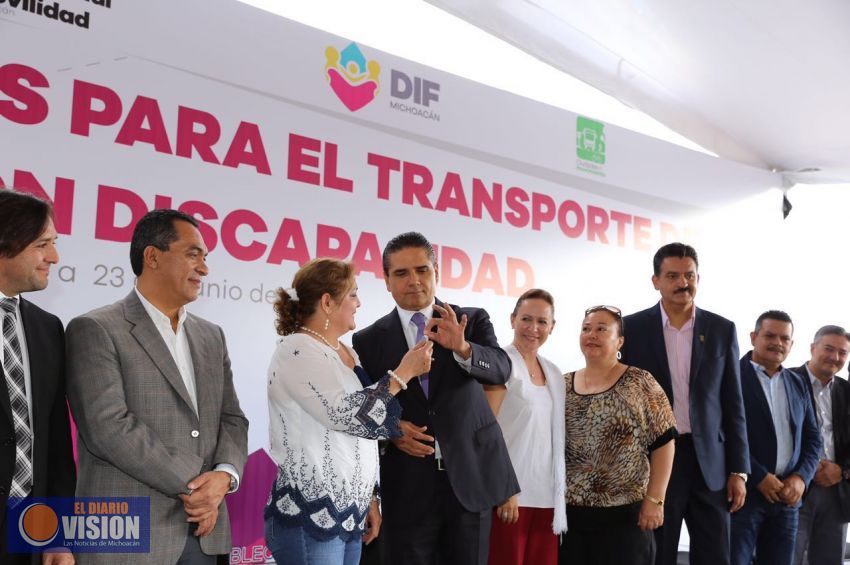 Entrega Gobernador vehículos para el transporte de personas con discapacidad