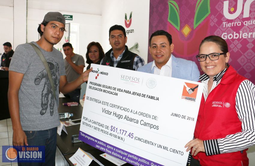 Víctor Manríquez entrega apoyos del programa seguro de vida para jefas de familia