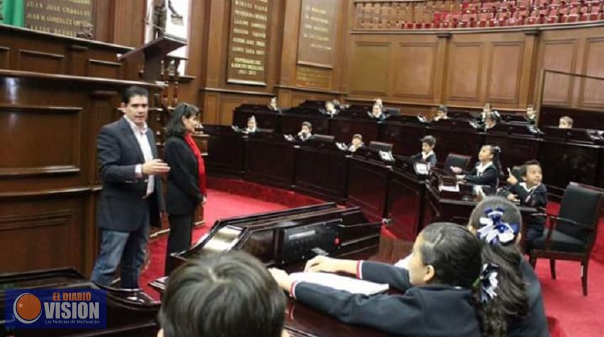 Ernesto Núñez comparte experiencias legislativas con niños