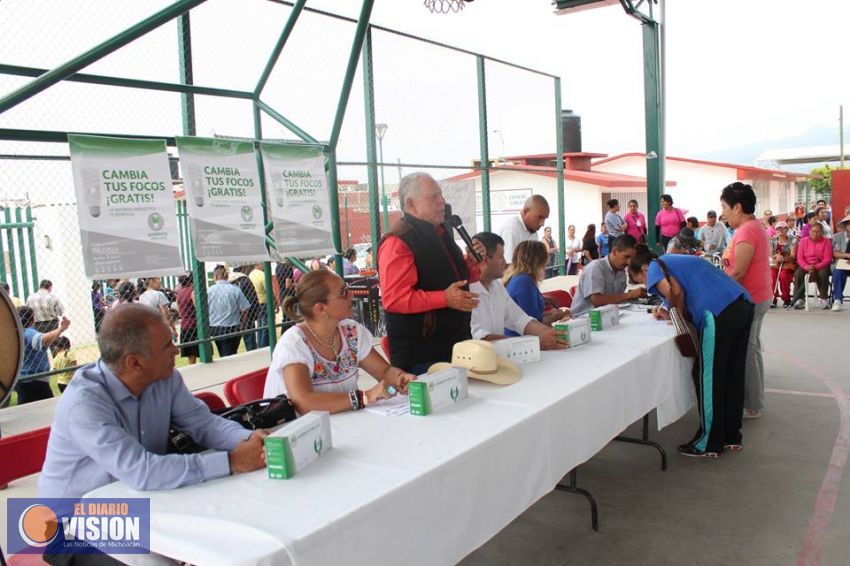 Entrega Baltzar Gaona focos ahorradores en fraccionamientos de Tarímbaro