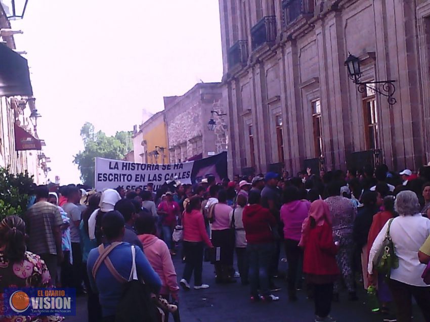 Padres de familia piden al Gobierno que se cumpla con las becas.