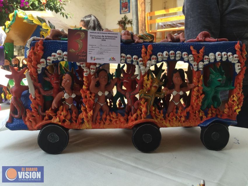 Premian a ganadores del concurso artesanal de San Pedro Ocumicho