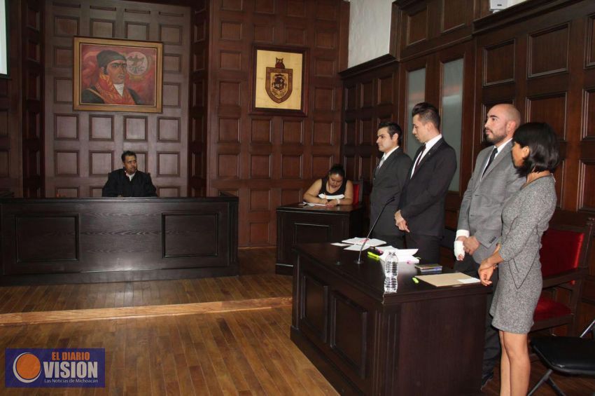 Práctica de juicio oral, abarrota sala en la Facultad de Derecho de la UMSNH
