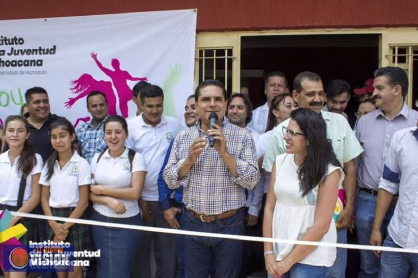 IJUMICH acerca programas y actividades a los jóvenes de Tierra Caliente