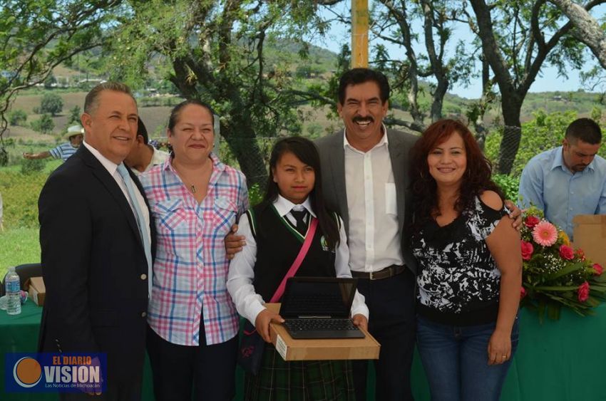 Entregan minicomputadoras a estudiantes del Telebachillerato en Jungapeo
