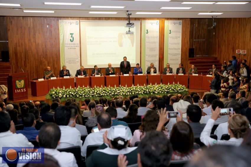 Asiste Gobernador a informe de labores del IMSS Michoacán