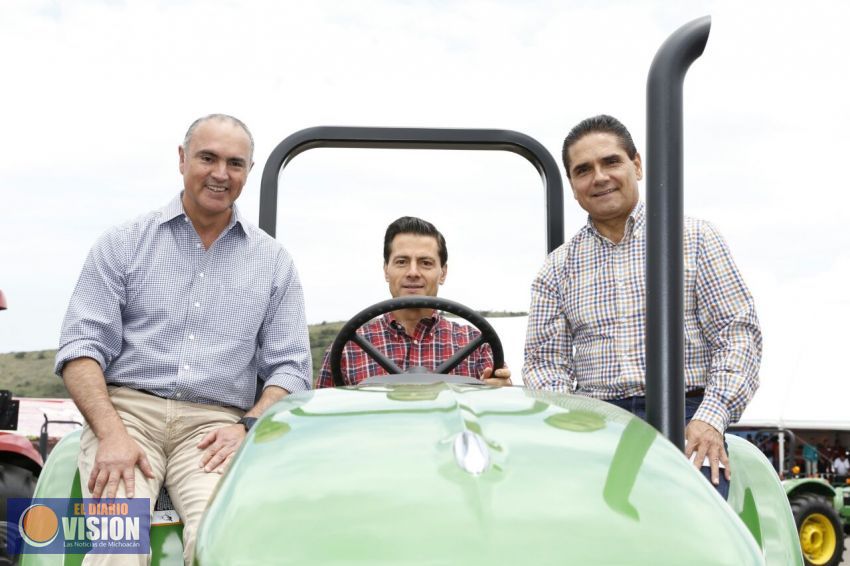 Entregan Enrique Peña Nieto y Silvano Aureoles 600 tractores a campesinos michoacanos