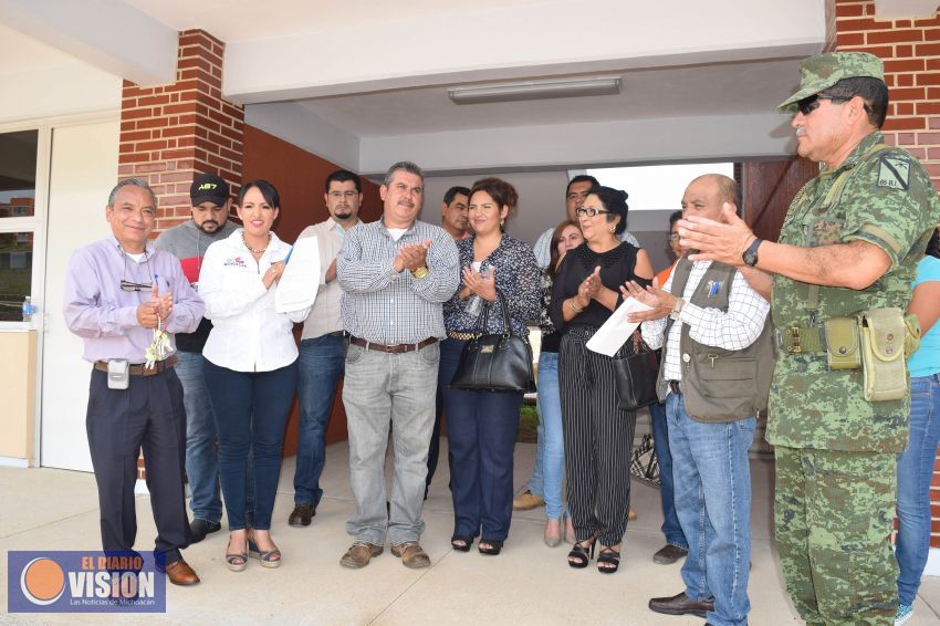 Inauguran instalaciones de un plantel educativo dentro de campo militar en Coalcomán