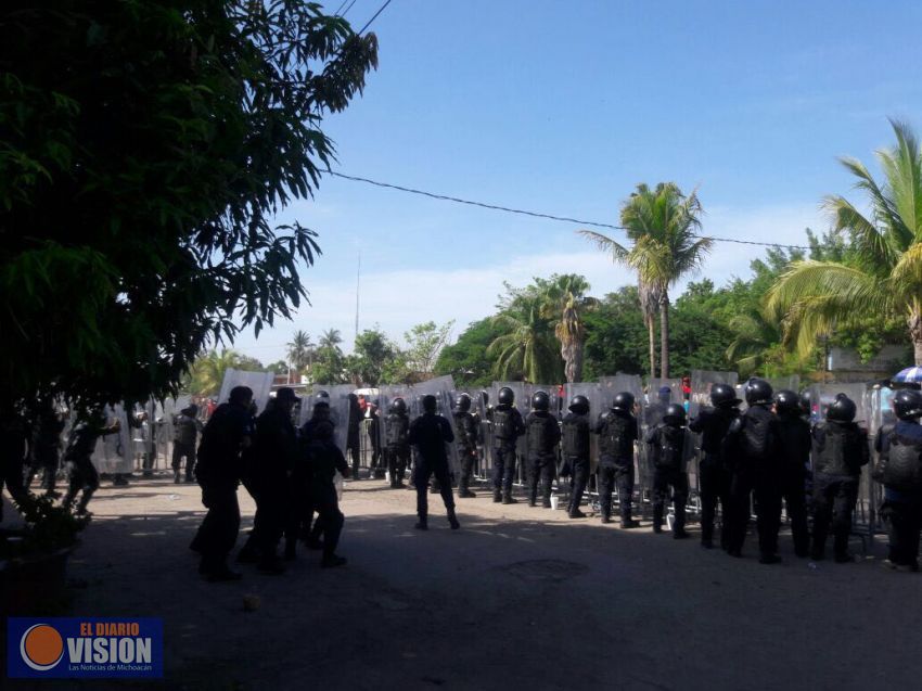 Fuerte enfrentamiento entre CNTE Y policía Michoacán en Lázaro Cárdenas 