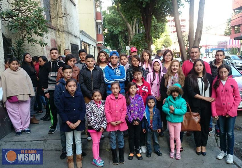 Acuden niños michoacanos con doble nacionalidad a tramitar su pasaporte americano