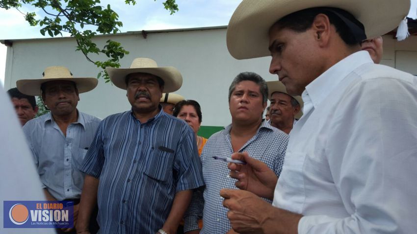 Dialoga Silvano Aureoles con agremiados a la CNTE región Huetamo