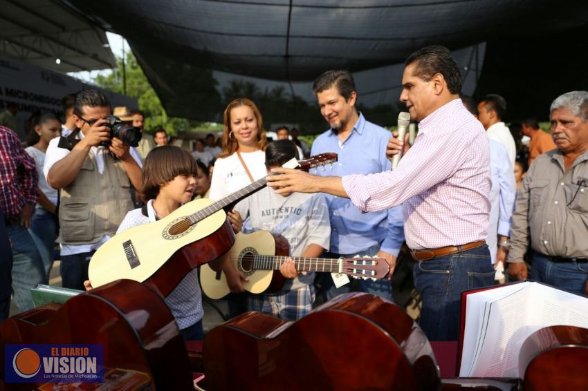 Se cumplen compromisos en Cenobio Moreno, municipio de Apatzingán: Silvano Aureoles