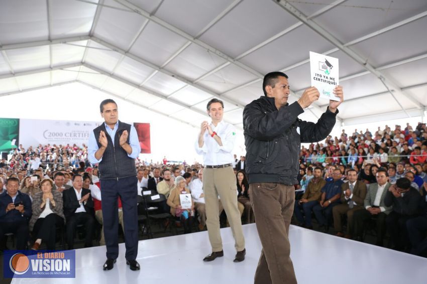 Entregan Silvano Aureoles y Aurelio Nuño 2 mil certificados de primaria y secundaria