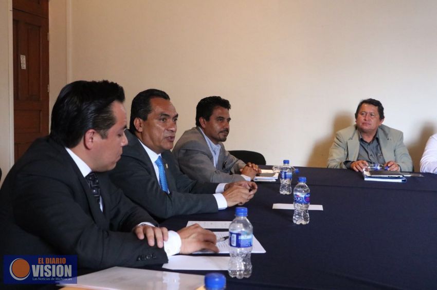 Se reúne Adrián López con sindicatos y representantes del sector salud